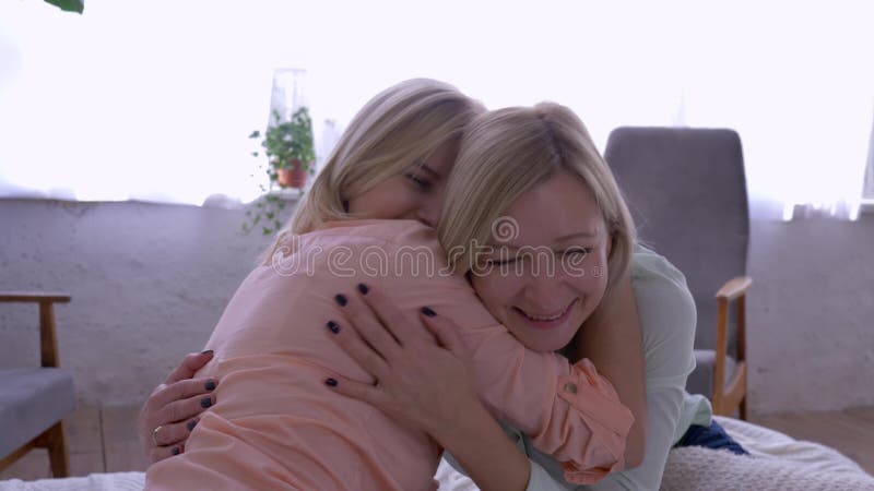 Отношение дочери матери, счастливая мама с взрослой дочерью обнимая связь промежутка времени дома